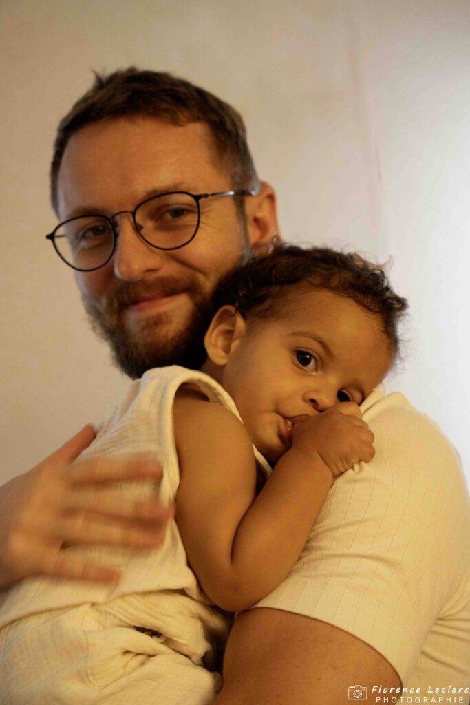 Lévi fait un câlin avec papa